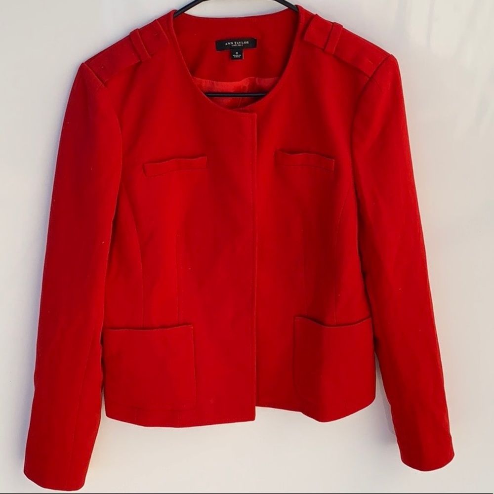 Beautiful red Ann Taylor coat 🌹
